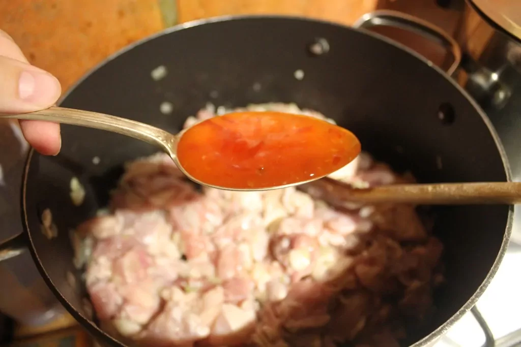 Pasta ar vistu, spinātiem un tomātiem