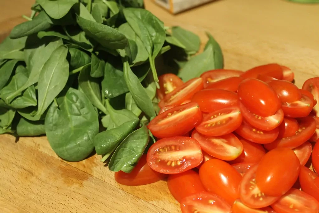 Pasta ar vistu, spinātiem un tomātiem