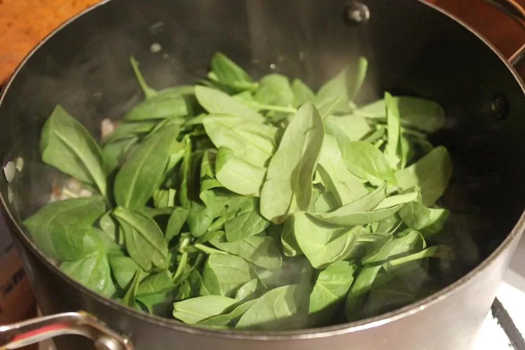 Pasta ar vistu, spinātiem un tomātiem