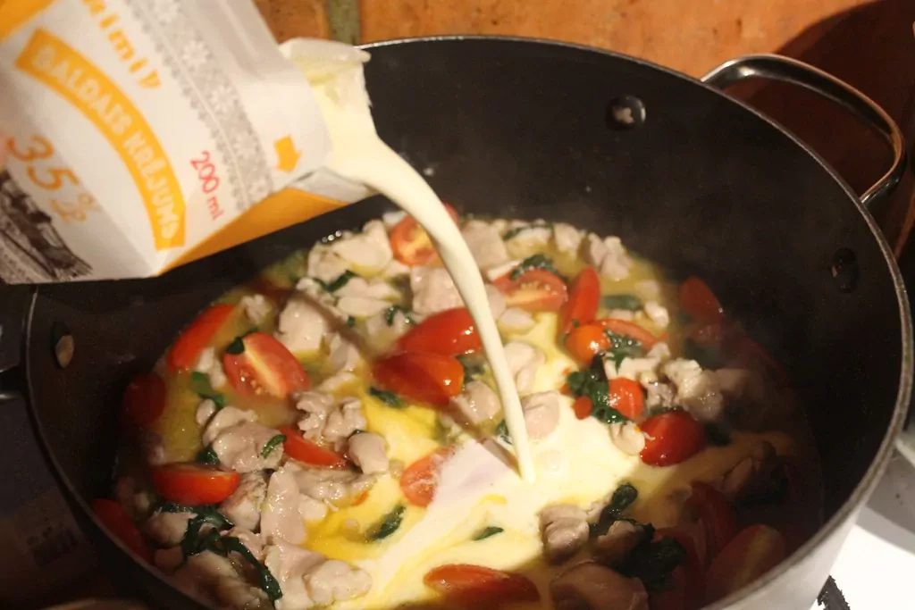 Pasta ar vistu, spinātiem un tomātiem