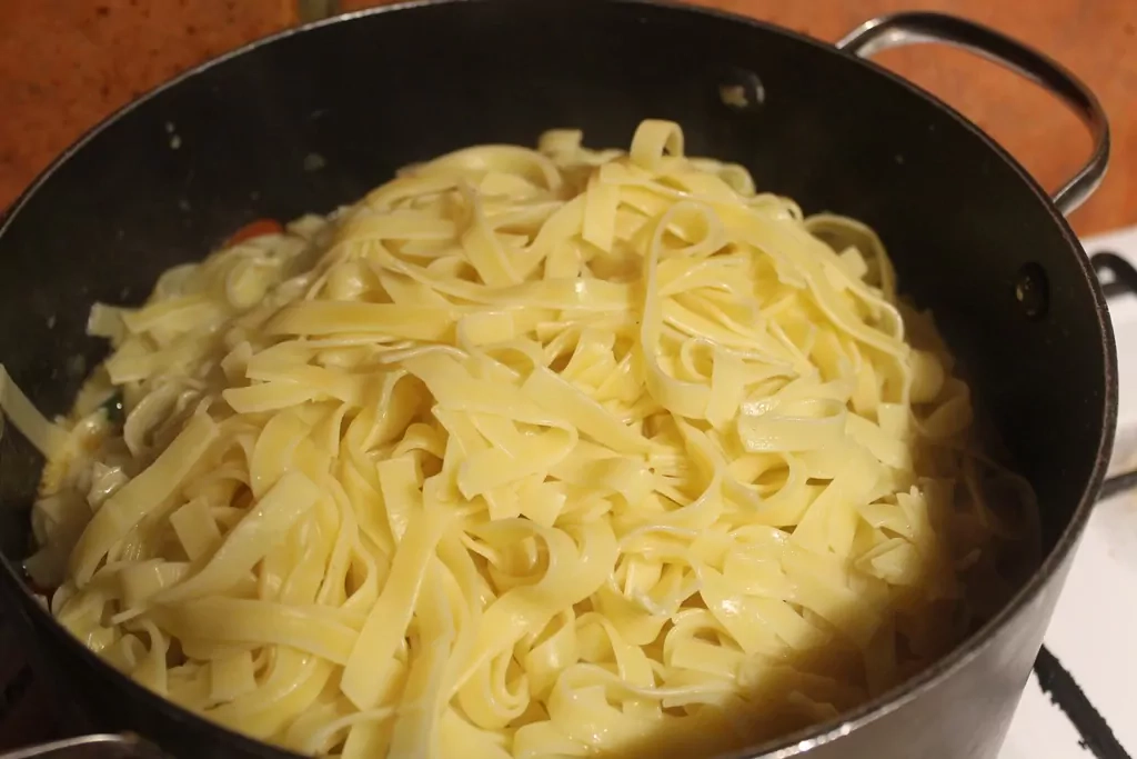 Pasta ar vistu, spinātiem un tomātiem