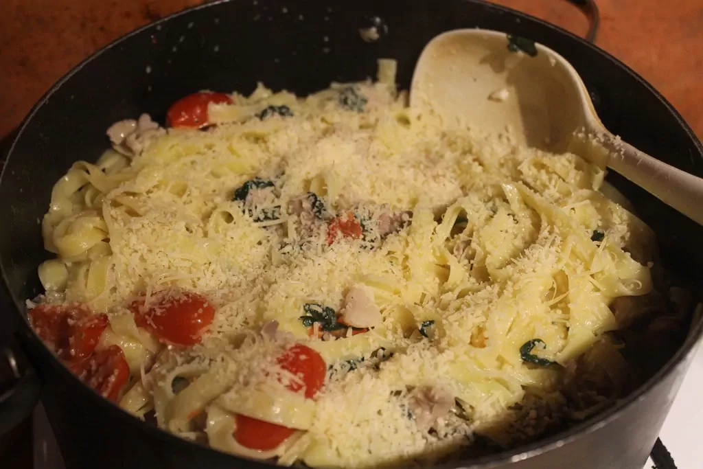 Pasta ar vistu, spinātiem un tomātiem