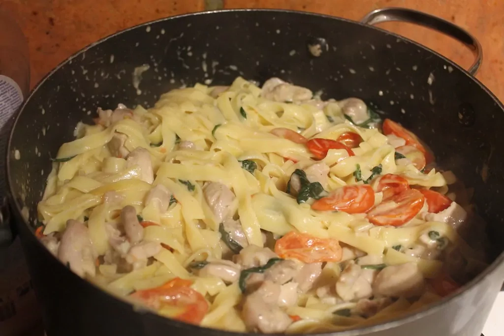 Pasta ar vistu, spinātiem un tomātiem