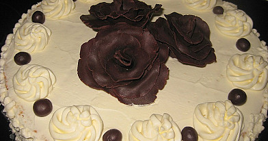 Kalėdinis tortas su juodojo šokolado rožėmis