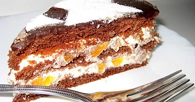 Šokoladinis baltojo kremo tortas su persikais