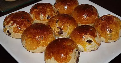 Mielinės bandelės su razinomis
