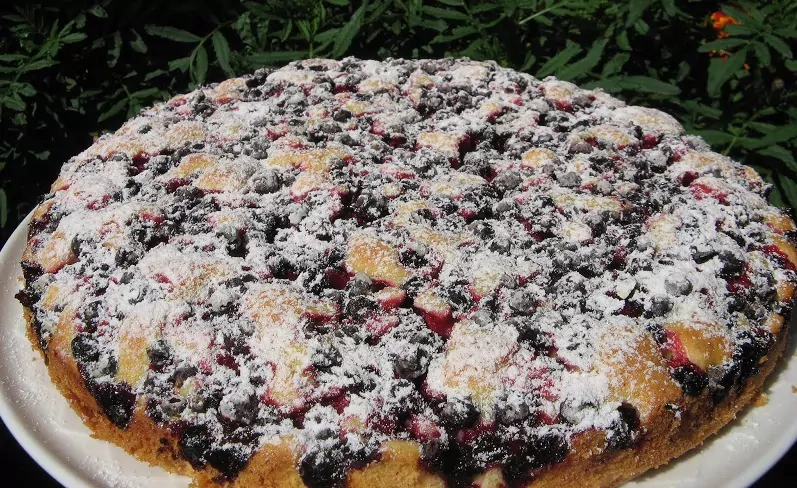 Paprastas pyragas su juodaisiais serbentais