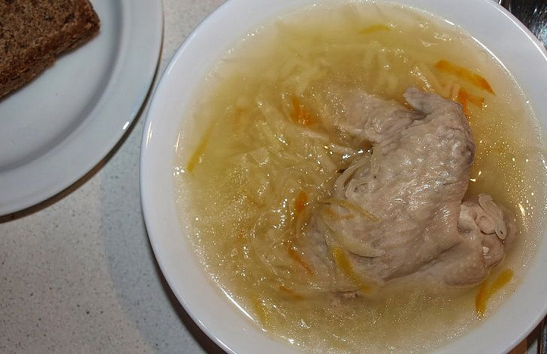 Raugintų kopūstų sriuba su vištienos sparneliais