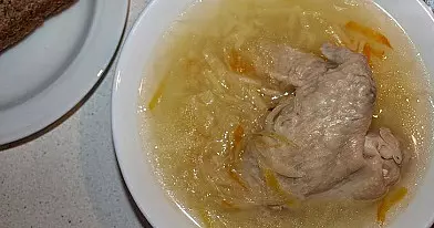 Raugintų kopūstų sriuba su vištienos sparneliais