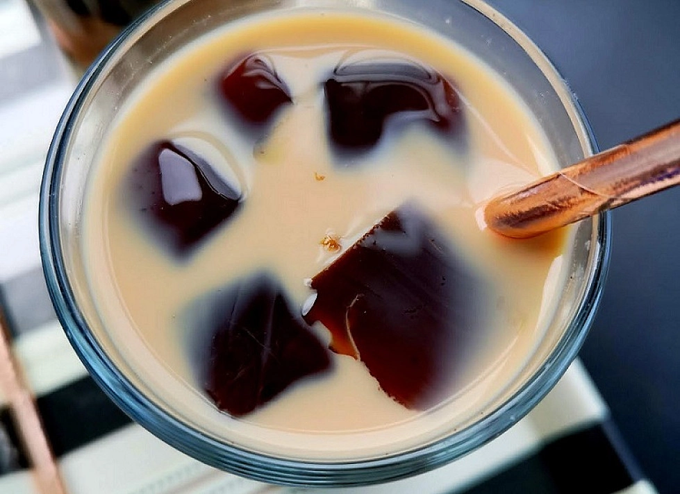 Kava su kavos želė gabaliukais