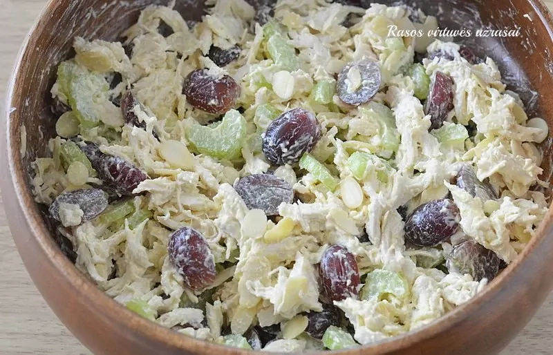 Užkandis: Salotų laiveliai su vištiena ir vynuogėmis