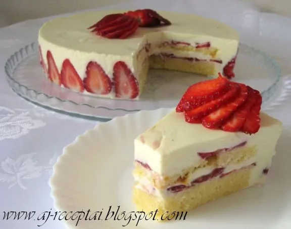 Baltojo šokolado tortas su braškėmis