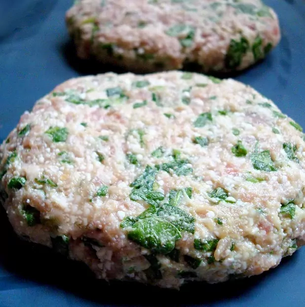 Kotletai su špinatais ir varške orkaitėje