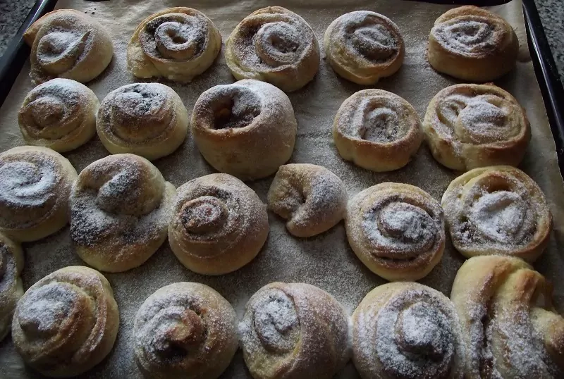 Paprastos mielinės bandelės, ruoštos su sviestu ir pienu