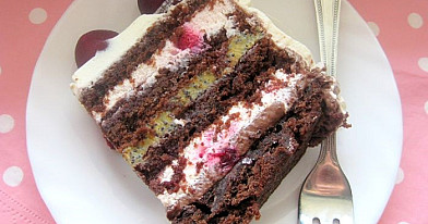 Šokoladinis tortas su karameliniu aguonų sluoksniu ir vyšniomis
