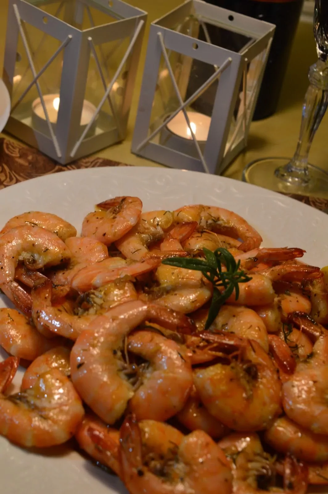 Nelukštentos česnakinės krevetės