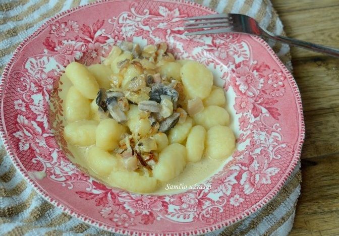 Bulvinukai su grybų padažu