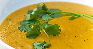 Indisch angehauchte Möhren-Kürbis-Suppe mit Linsen und Kokosmilch