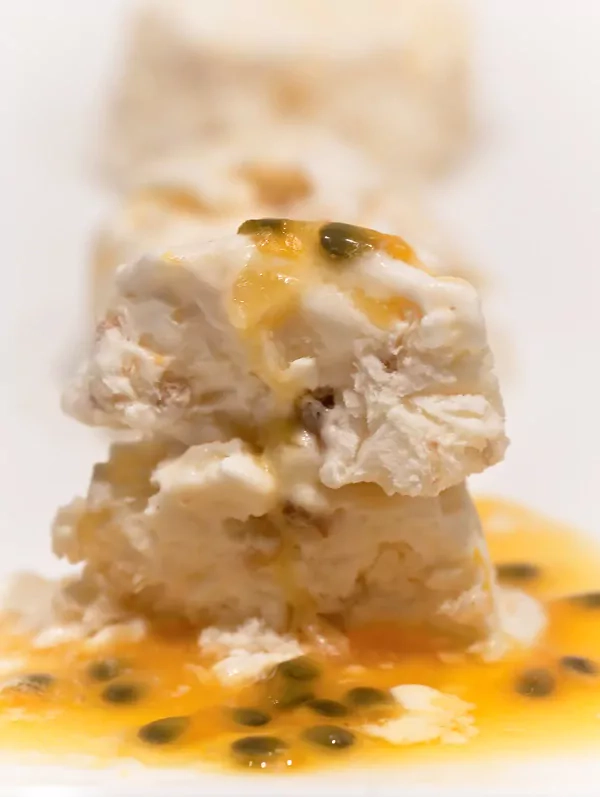 Nougat glacé mit Passionsfrucht-Sauce