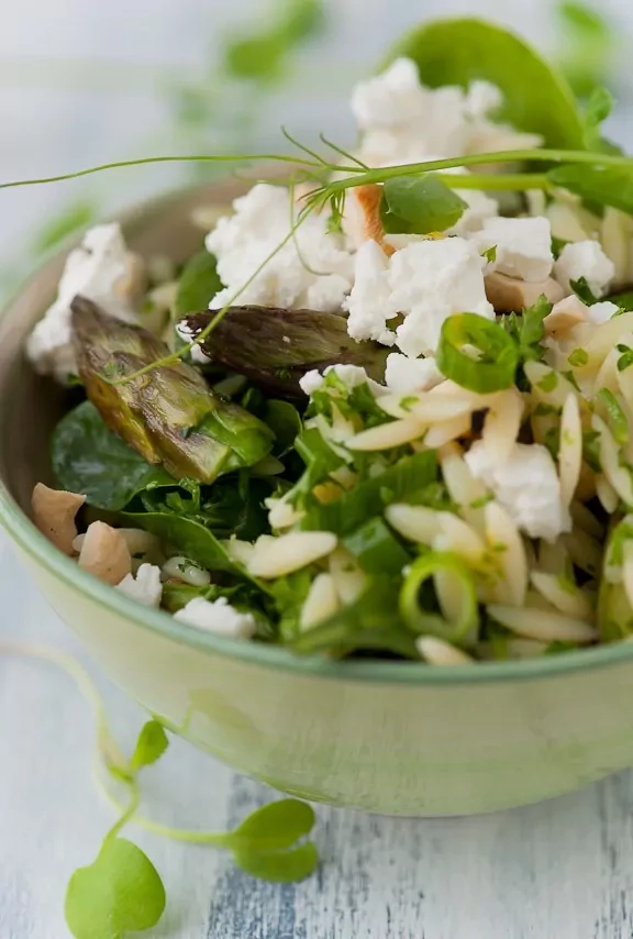 Grüner Orzo Nudelsalat mit grünem Spargel, Babyspinat, Feta und Cashewkernen