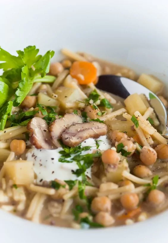 Nudelsuppe mit Maronen, Kichererbsen und Kartoffeln