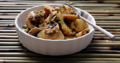 Jaunų bulvyčių salotos su čiobrelias, bei ir garstyčių ir medaus padažu