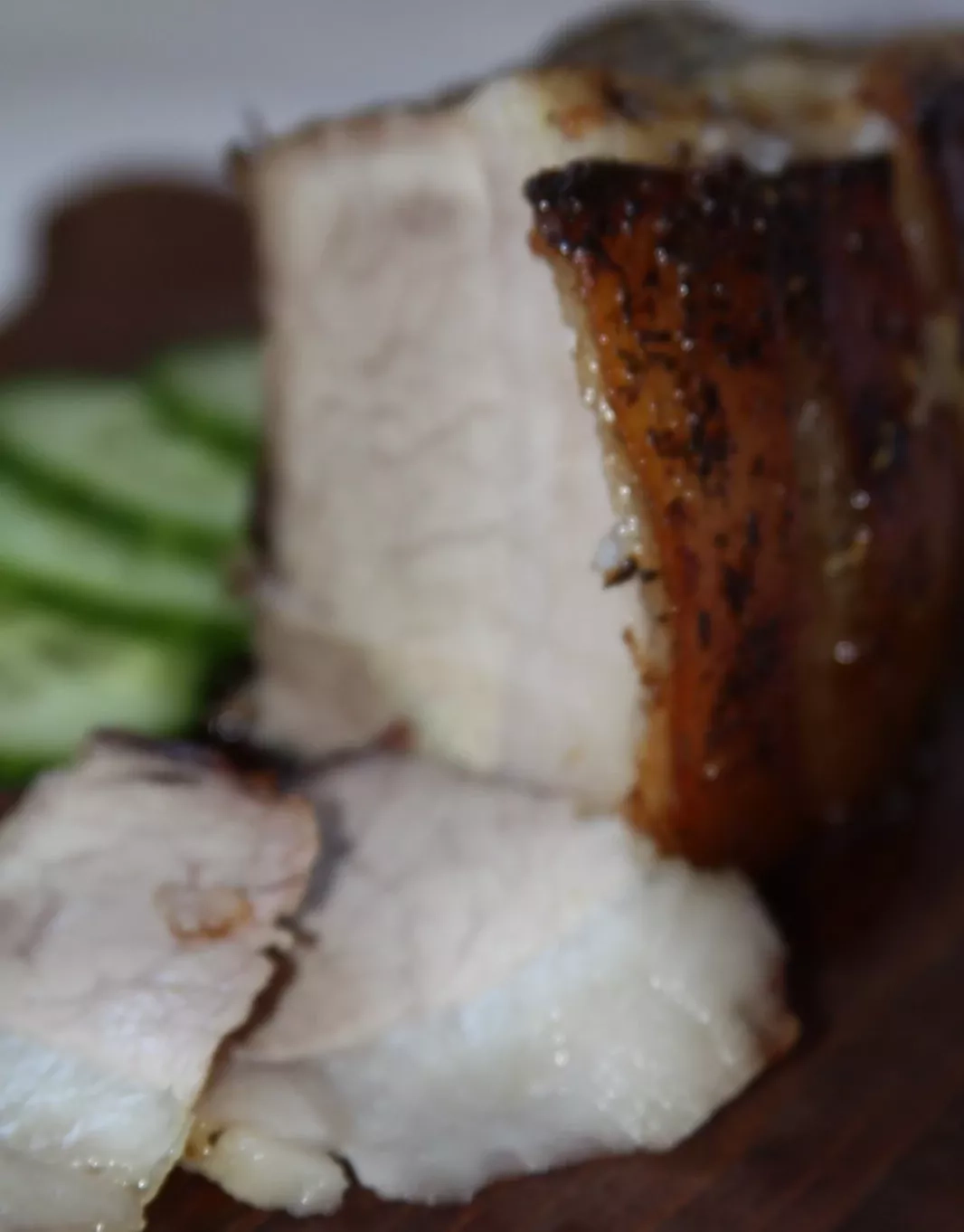 Orkaitėje keptas kiaulienos kumpis, marinuotas obuolių sultyse