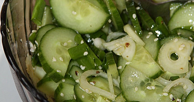 Agurkų salotos su sezamo sėklomis