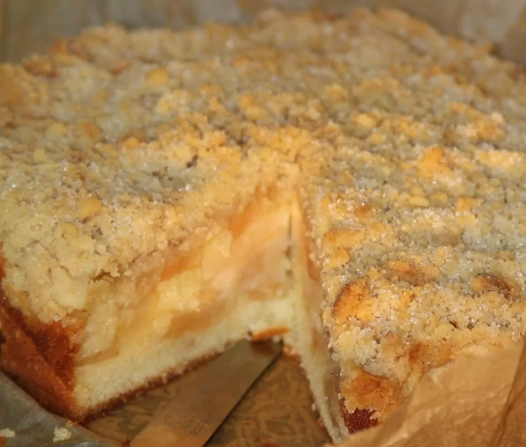 Labai skanus obuolių pyragas su grietininiu biskvitu ir cinamoniniais trupiniais