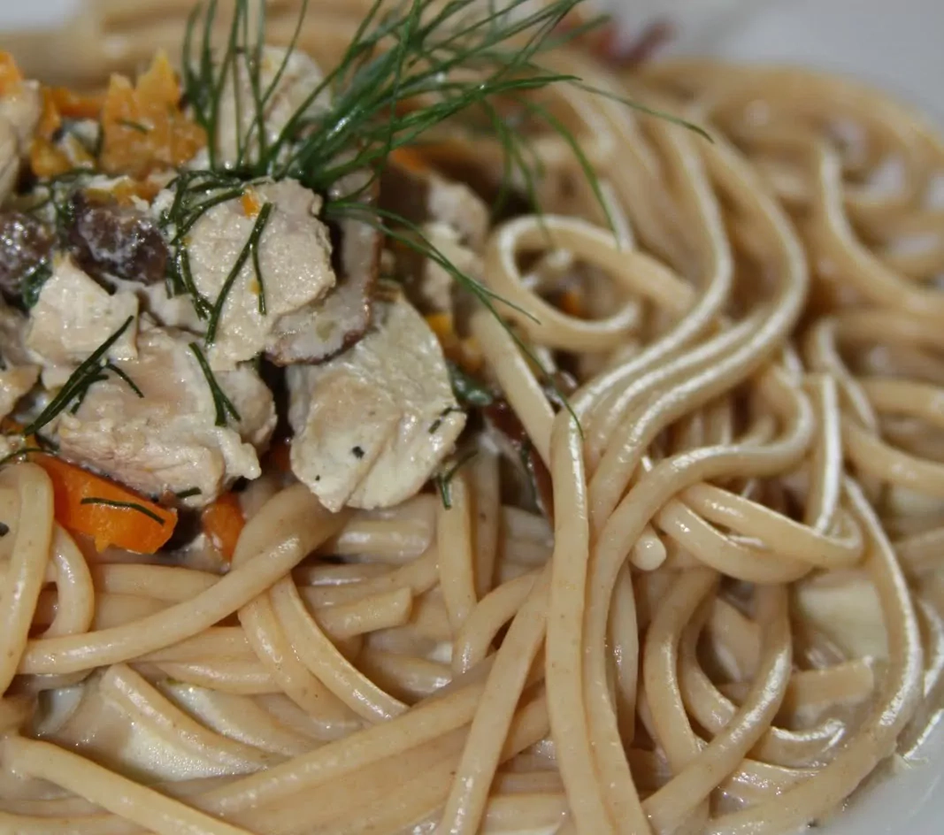 Veršienos guliašas su džiovintais baravykais ir pilno grūdo spagečiai