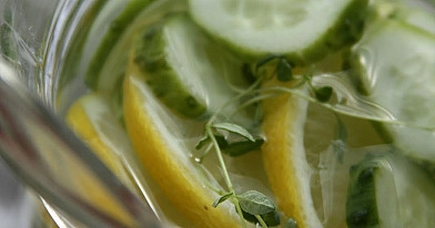 Agurkų, citrinų ir čiobrelių vanduo