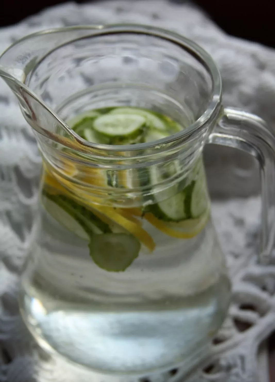 Agurkų, citrinų ir čiobrelių vanduo