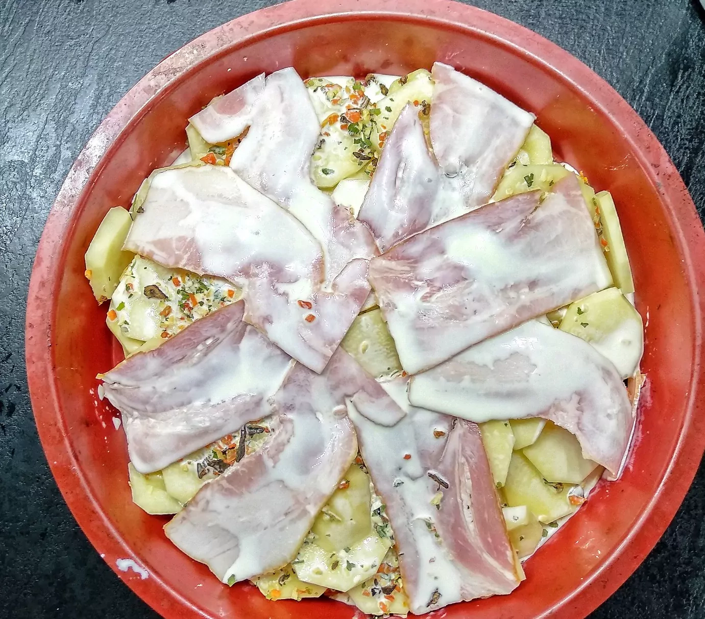 Orkaitėje keptos bulvės su šonine ir grietinėle