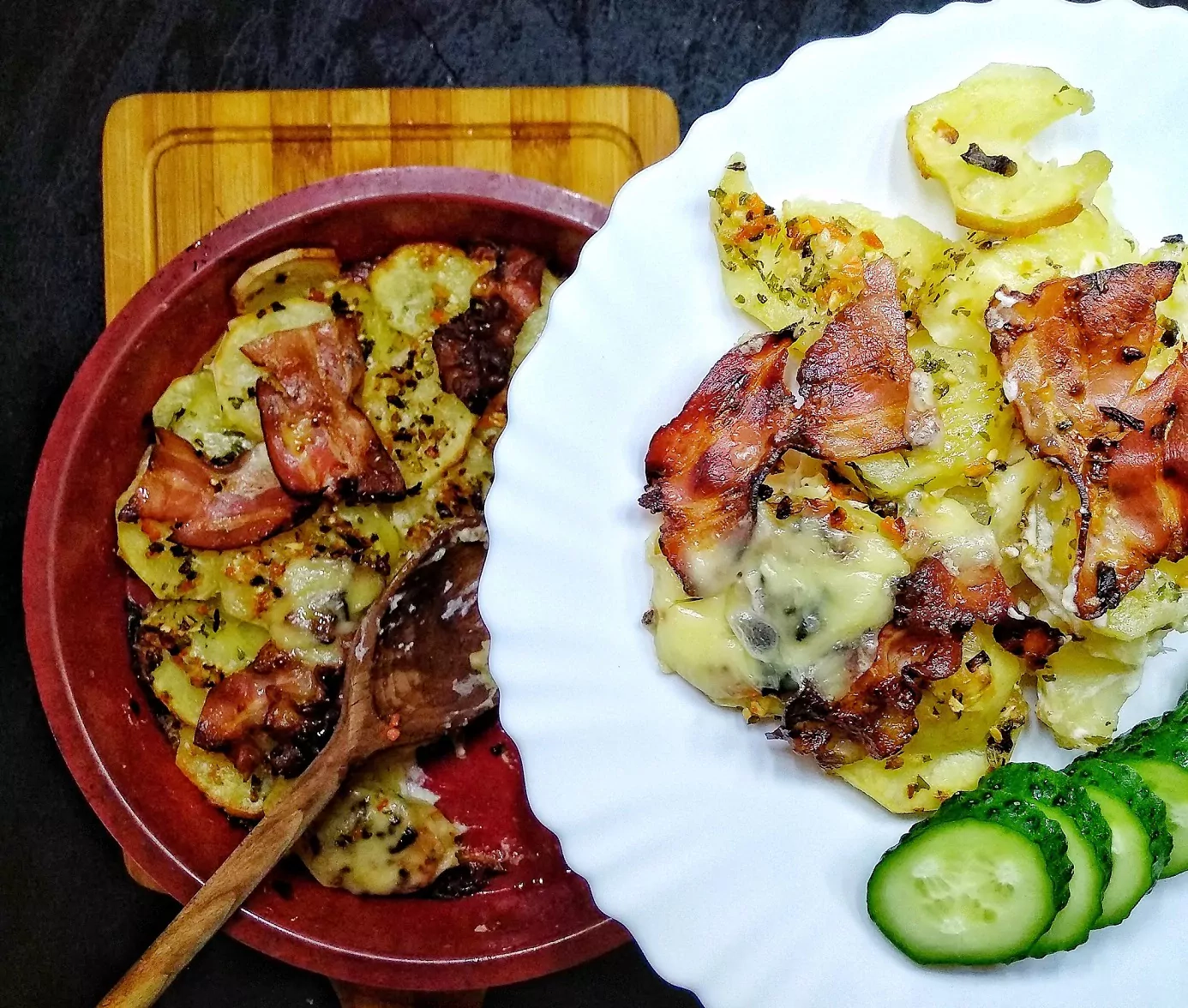 Orkaitėje keptos bulvės su šonine ir grietinėle