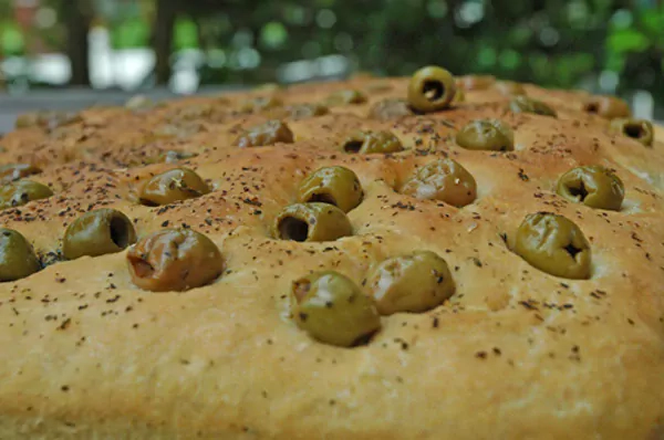 Oliven-Fladenbrot mit Vorteig