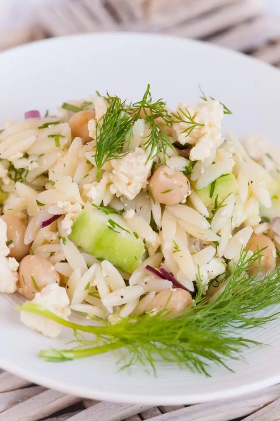 Orzo Nudelsalat mit Kichererbsen, Gurke, Zitrone, Dill und mariniertem Tofu
