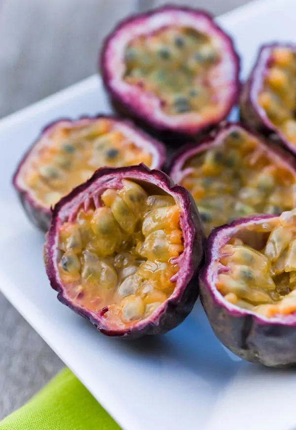 Joghurt Honig Panna Cotta mit Maracuja Sauce