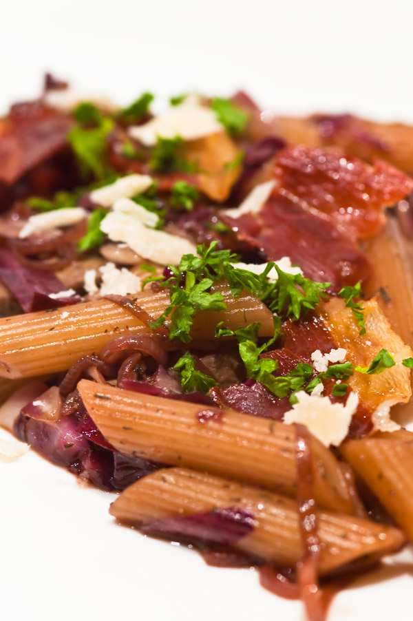 Penne mit Kalbsleber, Radicchio und Speck