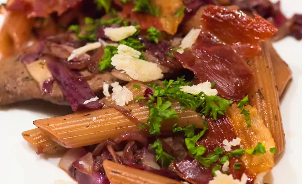 Penne mit Kalbsleber, Radicchio und Speck