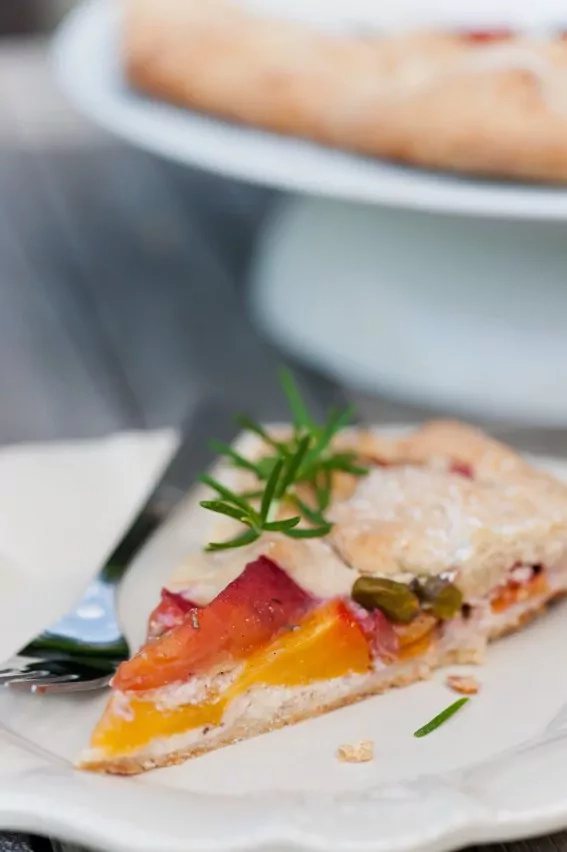 Pfirsich-Rosmarin Galette mit Ricottacreme