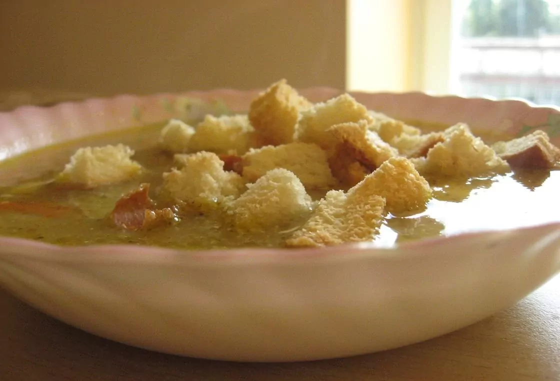 Svogūnų sriuba lietuviškai su vištiena