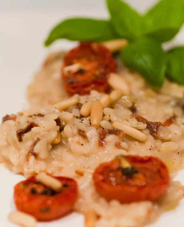 Risotto mit Gorgonzola, halbgetrockneten Tomaten und Pinienkernen