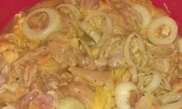 Skanūs vištienos ir bulvių iešmeliai su svogūnais, kepti orkaitėje