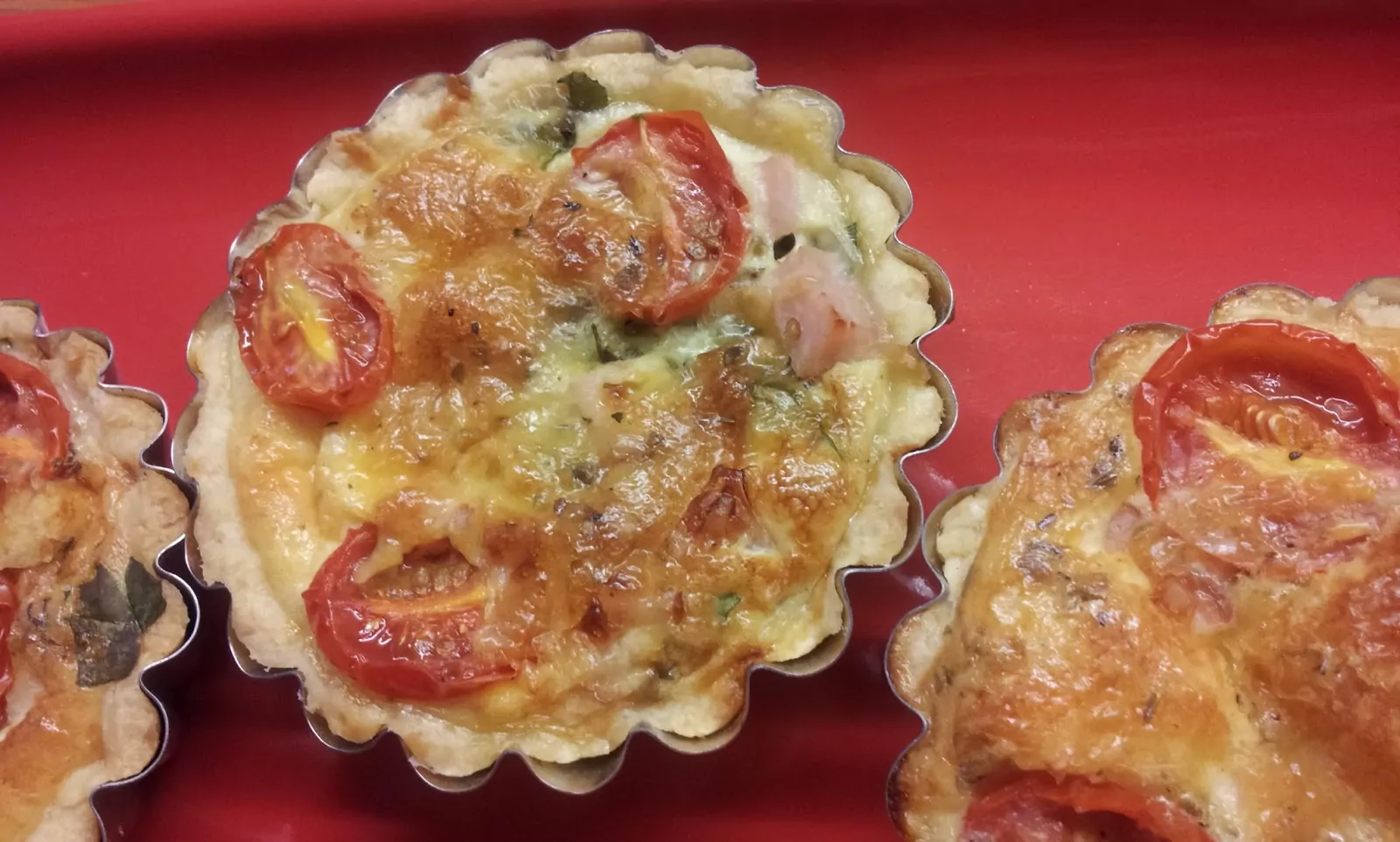 Įdaryti krepšeliai su kumpiu, špinatais ir vyšniniais pomidorais