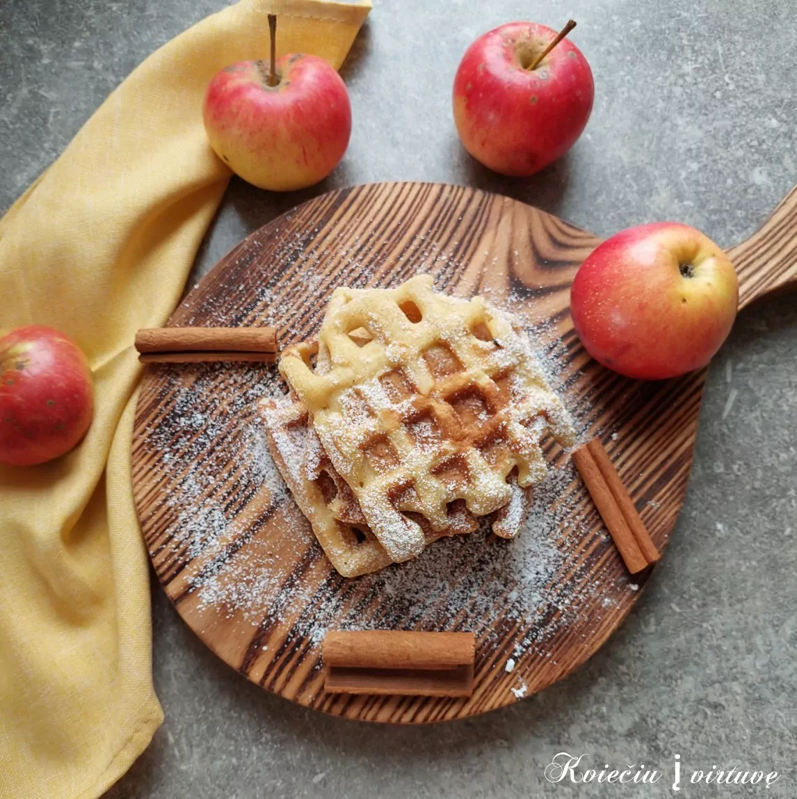 Vafliai su obuoliais
