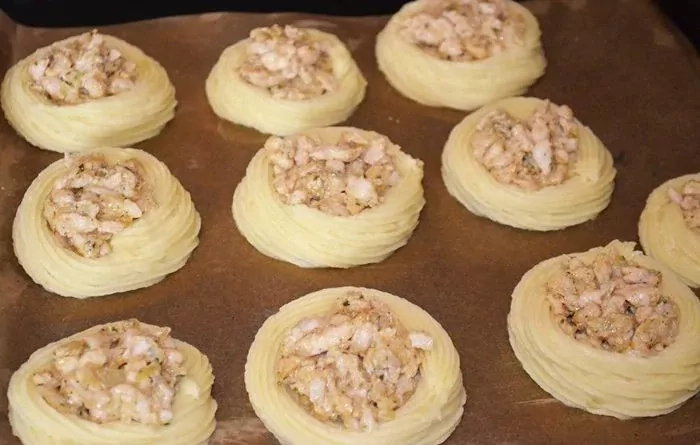 Bulvių „lizdai“ su vištiena. Tokį skanumyną gaminsite kasdien