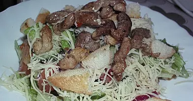 Salotos su karšta kiauliena