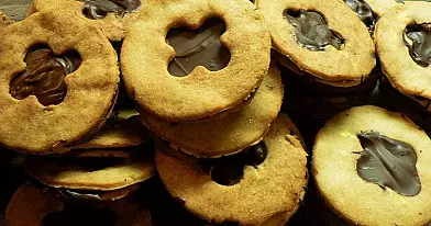 Sausainiai su šokoladiniu pertepu