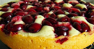 Liko kefyro stiklinė? Pabandykite paruošti nuostabų pyragą su vyšniomis!