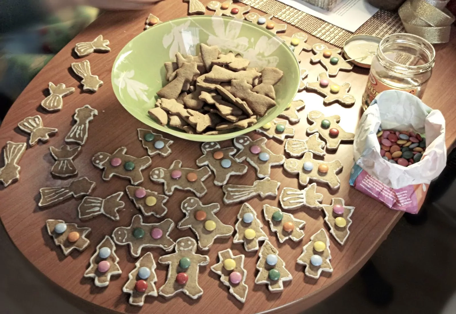 Dekoruoti sviestiniai kalėdiniai sausainiai